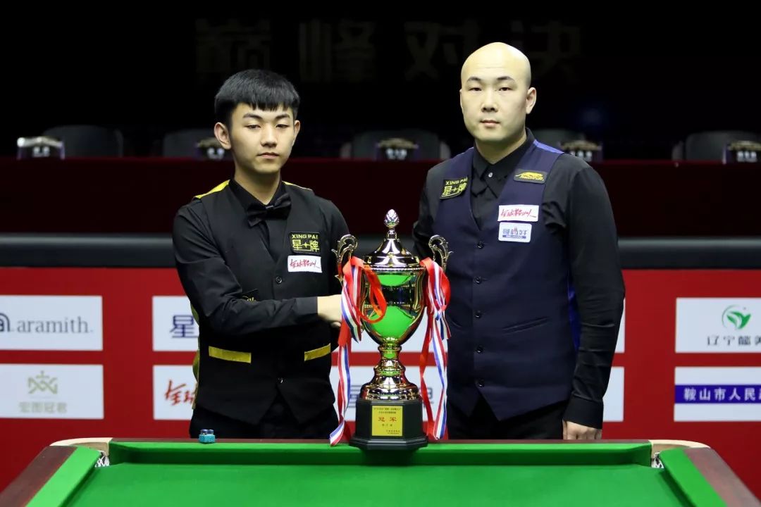 露出了一些 露出了一些